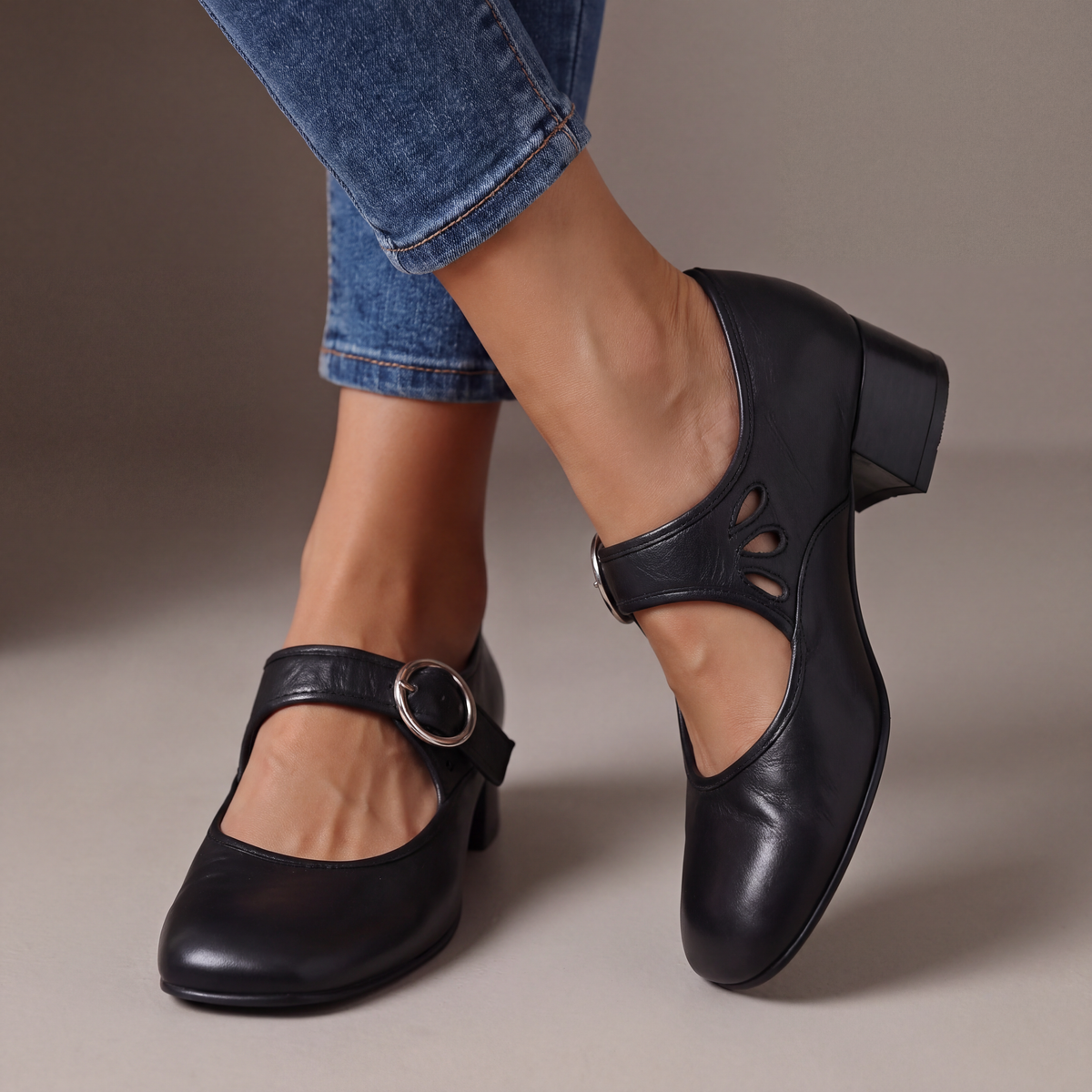 Marion | Comfortable Pumps with Straps and a Wide Heel