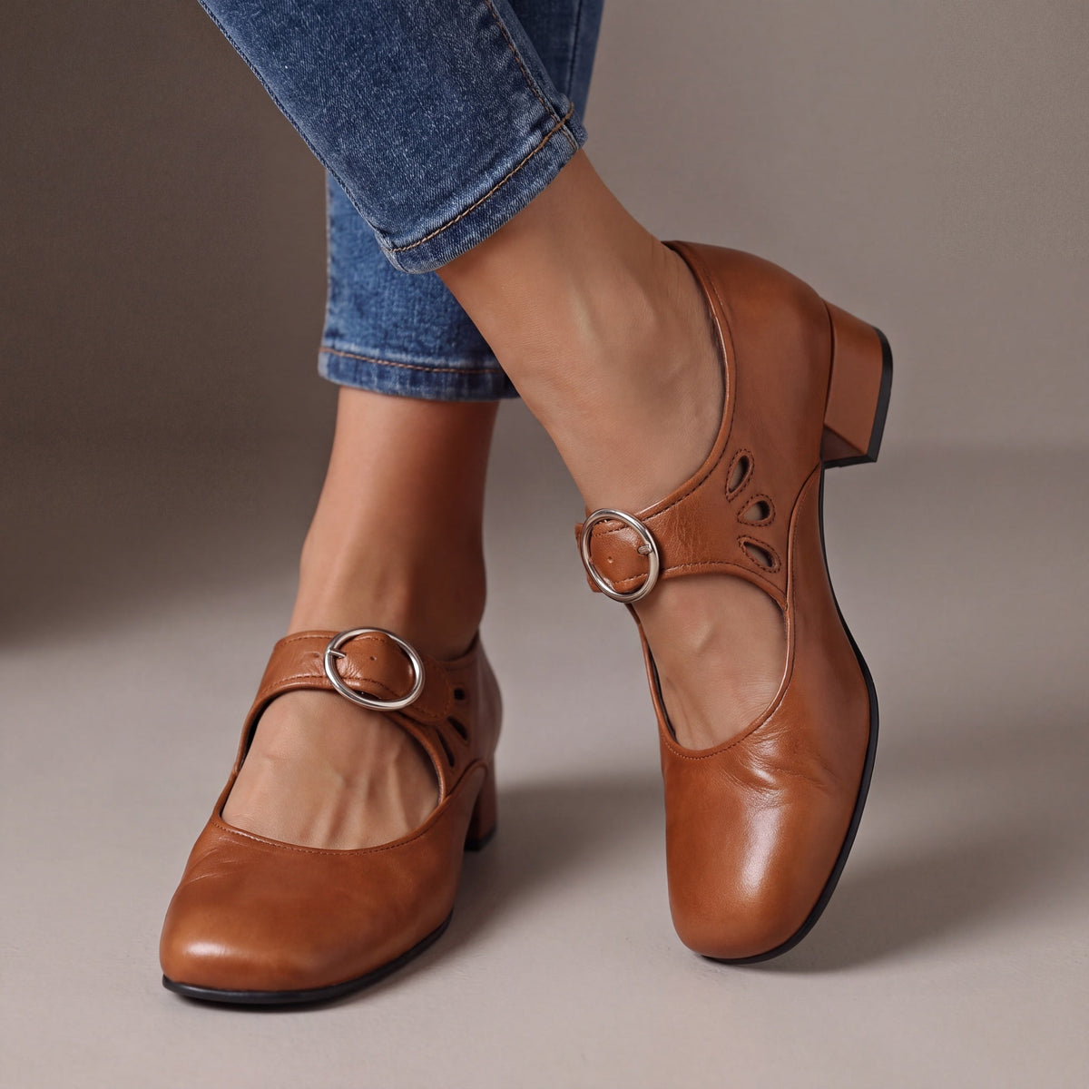Marion | Comfortable Pumps with Straps and a Wide Heel