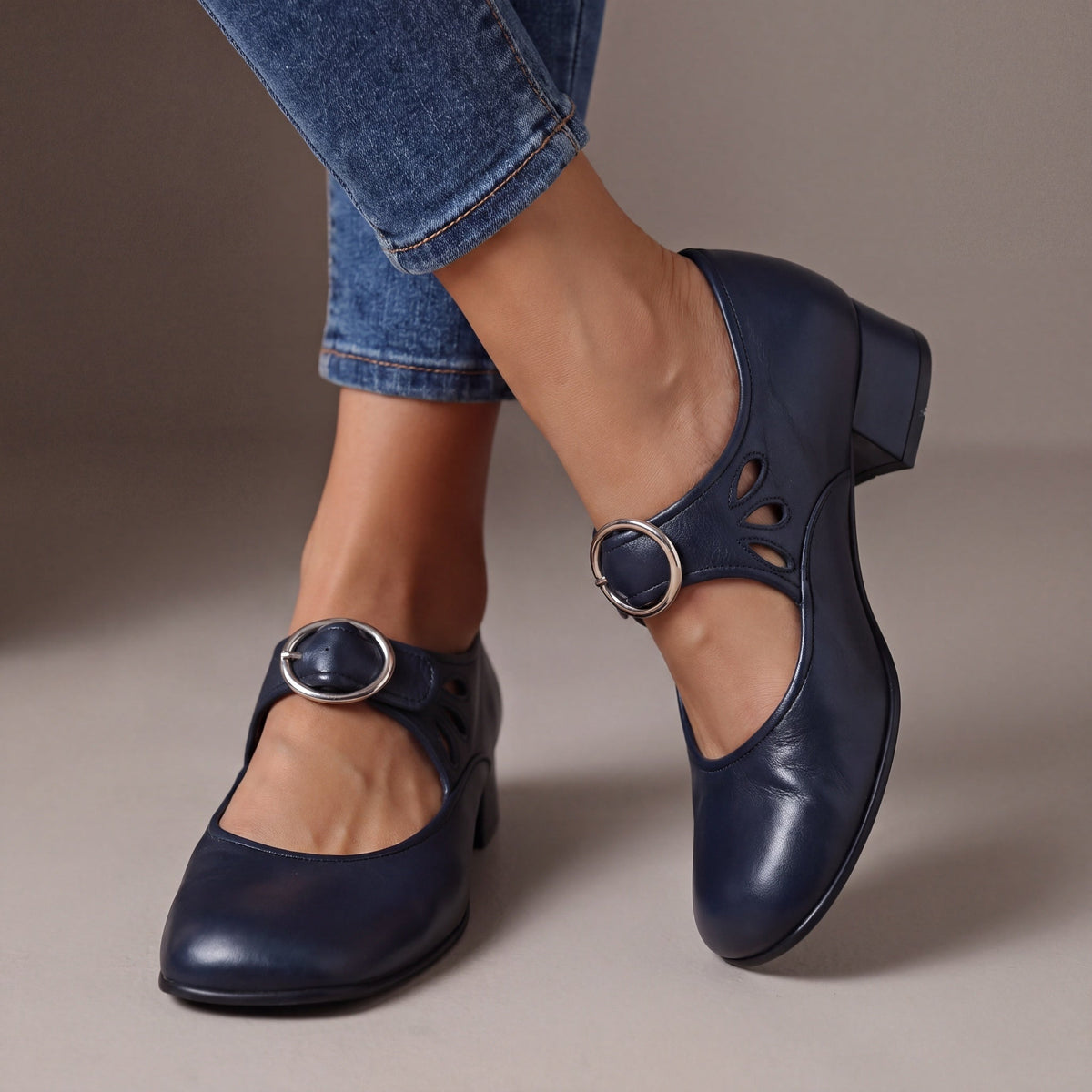 Marion | Comfortable Pumps with Straps and a Wide Heel